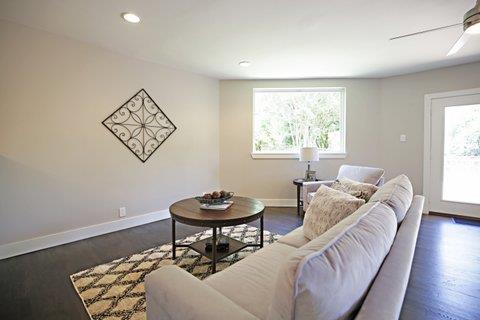 design by keti dallas tx home staging seller's market poorly staged living room